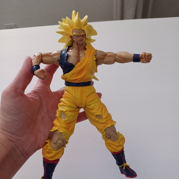 9" Dragon Ball Z Movie Edition 'Battle Damaged' Goku SS3 Action Figure - Picture 12 of 13